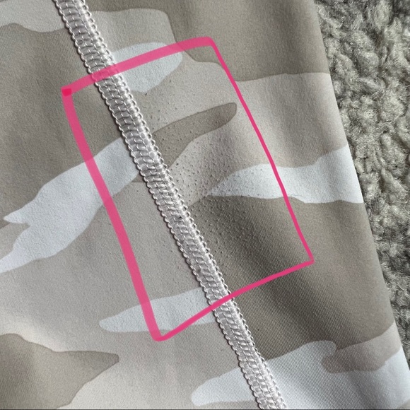 đť…şAthleta Contender Tight 7/8 Athletic Legging White Camo Print Size XS - Picture 7 of 13